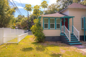 Cute Character overload 1920's Bungalow Historic Home! Free parking, 400MBPS WIFI